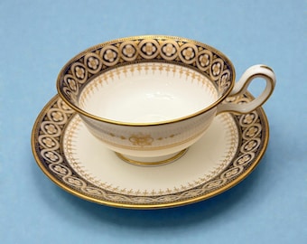 Taza y platillo Wedgwood con forma de peonía, borde ancho de cobalto y oro, diseño eduardiano formal