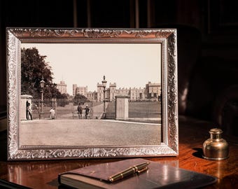 Foto in seppia del Castello di Windsor in epoca vittoriana • Vista del cancello antico • Download digitale