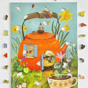 Könnte beinhalten: Eine skurrile Illustration einer Teekanne, die in ein Haus mit einer kleinen Tür und Fenstern verwandelt wurde. Die Teekanne ist von Blumen und einer Teetasse mit einer darin wachsenden Pflanze umgeben. Die Unterschrift des Künstlers, "Anna Seedy", ist in der rechten unteren Ecke sichtbar.