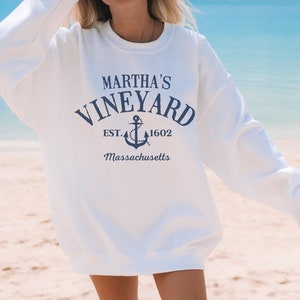 retro vintage trendy preppy college aesthetic font that says Marthas vineyard ma with an anchor