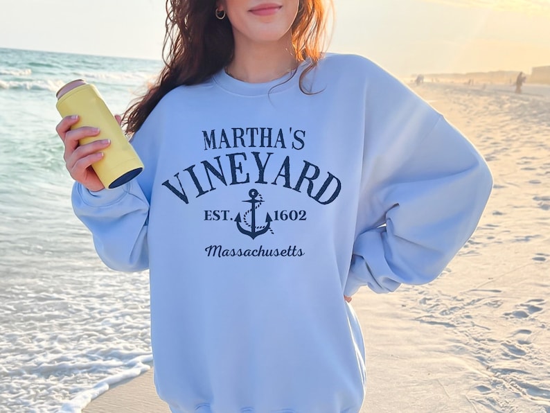 retro vintage trendy preppy college aesthetic font that says Marthas vineyard ma with an anchor