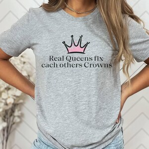 Real queens fix each others crowns font with a pink crown great gift for supportive friend, motivational inspirational gift for her or mom,sister or friend. feminism feminist gift for the cheerleader in your life