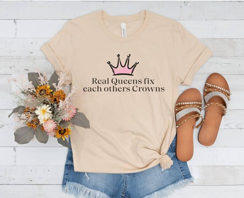 Real queens fix each others crowns font with a pink crown great gift for supportive friend, motivational inspirational gift for her or mom,sister or friend. feminism feminist gift for the cheerleader in your life