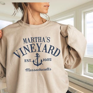 retro vintage trendy preppy college aesthetic font that says Marthas vineyard ma with an anchor