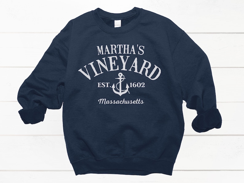 retro vintage trendy preppy college aesthetic font that says Marthas vineyard ma with an anchor