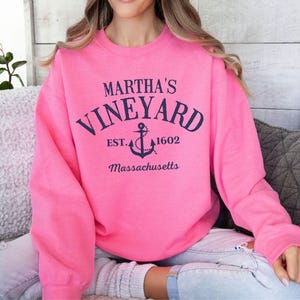 retro vintage trendy preppy college aesthetic font that says Marthas vineyard ma with an anchor