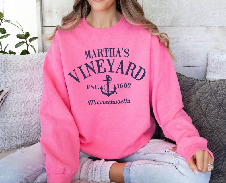 retro vintage trendy preppy college aesthetic font that says Marthas vineyard ma with an anchor