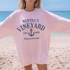 retro vintage trendy preppy college aesthetic font that says Marthas vineyard ma with an anchor