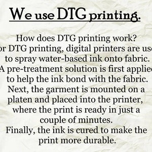K&ouml;nnte beinhalten: Text auf einem zerknitterten Blatt Papier, der erkl&auml;rt, wie Direktdruck (DTG) funktioniert. Der Text lautet: "Wir verwenden DTG-Druck. Wie funktioniert DTG-Druck? Beim DTG-Druck werden digitale Drucker verwendet, um wasserbasierte Tinte auf Stoff zu spr&uuml;hen. Eine Vorbehandlungsl&ouml;sung wird zuerst aufgetragen, um die Tinte mit dem Stoff zu verbinden. Als N&auml;chstes wird das Kleidungsst&uuml;ck auf eine Platte montiert und in den Drucker gelegt, wo der Druck in nur wenigen Minuten fertig ist. Schlie&szlig;lich wird die Tinte geh&auml;rtet, um den Druck haltbarer zu machen."