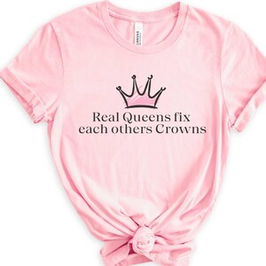 Real queens fix each others crowns font with a pink crown great gift for supportive friend, motivational inspirational gift for her or mom,sister or friend. feminism feminist gift for the cheerleader in your life