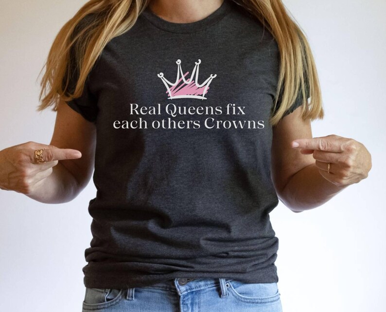 Real queens fix each others crowns font with a pink crown great gift for supportive friend, motivational inspirational gift for her or mom,sister or friend. feminism feminist gift for the cheerleader in your life