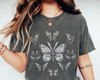 Vintageinspirerad monokrom mal-t-shirt - snygg skjorta med fjärilsgrafik, mörk akademisk insektsskjorta, gotisk mal-t-shirt, gotiska kläder