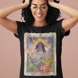 Camiseta de la Madre con la Carta del Tarot Botánico, Camiseta de Tarot para Mamás y Futuras Mamás, Carta del Oráculo de la Diosa Negra, Camiseta de Tarot de la Madre Naturaleza Terrenal
