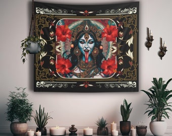 Könnte beinhalten: Ein schwarzer Wandteppich mit goldenem Rahmen, der eine farbenfrohe Illustration einer hinduistischen Göttin mit roter Zunge und roten Blumen zeigt. Die Göttin ist umgeben von komplizierten Blumenmustern und kunstvollen Designs.