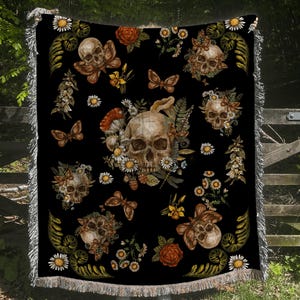 Manta tejida estilo cottagecore con esqueleto: decoración gótica para el hogar, manta de Halloween, regalo para amantes de las calaveras, ropa de cama alternativa, manta acogedora y macabra.