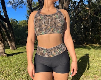 Conjunto de pantalones cortos negros con fruncido y sujetador deportivo con espalda nadadora, camuflaje de caza, pantalones deportivos elásticos de cintura alta para mujer, para gimnasio y camuflaje.