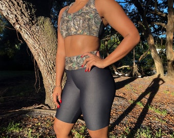 Conjunto de pantalones cortos de ciclista negros con fruncido y sujetador deportivo con espalda nadadora, camuflaje de caza, pantalones deportivos elásticos de cintura alta para mujer, para gimnasio y camuflaje.