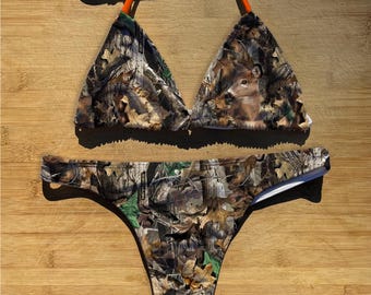 Jaktkamouflage | Heltäckande stringtrosor med fräckt skydd | Orange triangelformad baddräkt med snodd | kamouflage realtree redneck rave mud bikini höst