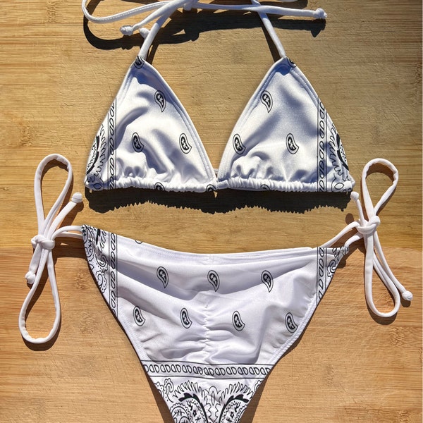 Maillots de bain Ensemble de bikini avec nœud froissé sur les fesses et haut triangle | Cachemire blanc | String Cheeky Couverture complète | Maillot de bain à cordes | bandana textile