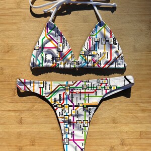 Baddräkt med bikini, 2-delat set | Hawaiiansk hibiskus | Thong, fräck eller heltäckande | Triangelformad baddräkt med snodd och knytband | katalogkarta