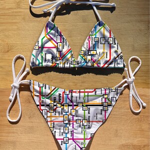 Badkläder Bikiniset med scrunch-bh och triangelöverdel | Hawaiiansk hibiskus | Heltäckande thong med fräcka band | Stringbaddräkt | katalogkarta