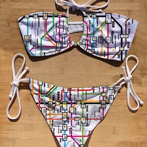 Badkläder Bikiniset med scrunch-bh, sido- och bandeau-tryck, halterneck | Hawaiiansk hibiskus | Brazil-trånga, heltäckande | Baddräkt | katalog