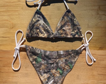 Badkläder Bikiniset med scrunch-bh och triangel-topp | Jaktkamouflage | Heltäckande stringtrosor med fräckt band | Stringbaddräkt | kamouflage