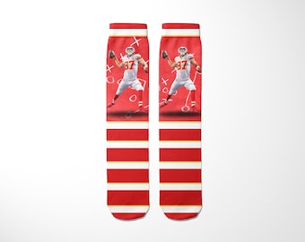Meias Crew da 13ª marca | Travis Kelce playmaker football | Unissex 1 par, vermelho, tamanho único 6-12, casual sport fun adulto meia para homens ou mulheres