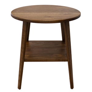 K&ouml;nnte beinhalten: Ein runder Holz-Beistelltisch mit einem unteren Regal. Der Tisch hat eine dunkelbraune Holzoptik und ein schlichtes Design.