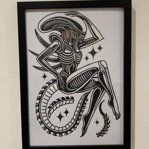 Alien Xenomorph Pin-Up Art Print – A4 Size Sci-Fi Poster – Tattoo Flash Style – Horror Wall Art – Unframed Illustration