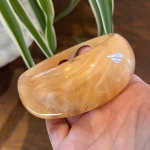Vintage 1970s lucite chunky bangle