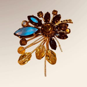 Vintage 1950s brooch rhinestone and beadwork on gold plate excellent condition