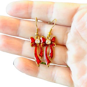 Vintage Weihnachtsohrringe hübsche Schleife Tropfen Emaille auf Goldplatte mit Strassstein makellos