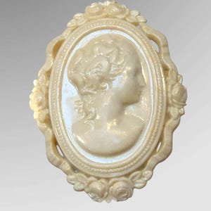 vintage Bakelite Brooch Cameo excellent condition