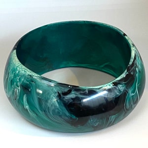 Vintage retro 1970s Bakelite plastic bangle