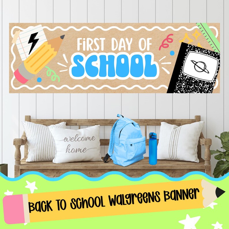 K&ouml;nnte beinhalten: Ein rechteckiges Banner mit beigem Hintergrund und dem blauen Schriftzug FIRST DAY OF SCHOOL, umgeben von Illustrationen eines gelben Bleistifts, eines schwarz-wei&szlig;en Notizbuchs und eines gr&uuml;nen Lineals auf einem wei&szlig;en Wellenrand.