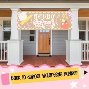 K&ouml;nnte beinhalten: Ein rechteckiges Banner mit einem Hintergrund in Kraftpapier-Optik und dem Text First Day of School in wei&szlig;er und rosa Schreibschrift. Das Design zeigt Illustrationen eines gelben Bleistifts, eines Notizblocks mit Herzen, eines roten Apfels und eines lila Lineals.