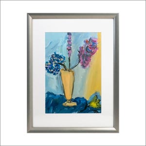 Nature morte « Hortensia bleu et tulipe jaune » par Katia Demyanova. Image verticale encadrée, huile sur papier, 30×21 cm. Nature morte italienne, k-535