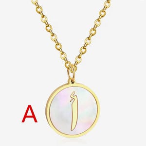 Collar con letras árabes de concha blanca y color dorado, collar de lujo de acero inoxidable redondo, regalo de cumpleaños o Eid para mujer