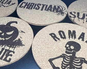 Personalisierte Halloween Untersetzer aus Kork | Mit Namen graviert | Tischdeko & Geschenkidee | Bierdeckel | Platzkarte | Gastgeschenk