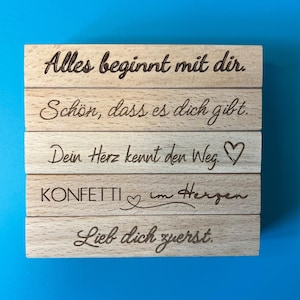 Kartenhalter mit Gravur – Personalisierter Text | Achtsamkeitsspruch | Wunschgravur | Holzständer für Karten | Achtsamkeitskarten
