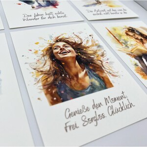 Könnte beinhalten: Eine rechteckige Grußkarte mit einer Aquarellillustration einer lächelnden Person mit langem, wehendem Haar, umgeben von bunten Farbspritzern. Die Karte enthält den deutschen Text: Genieße den Moment. Frei. Sorglos. Glücklich.