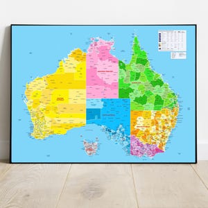 Könnte beinhalten: Eine gerahmte Karte von Australien, die die Bundesstaaten und Territorien in einem lebendigen Farbschema zeigt. Die Karte ist vor einem hellblauen Hintergrund gehalten, wobei jede Region durch eine andere Farbe gekennzeichnet ist. Eine detaillierte Legende befindet sich in der oberen rechten Ecke.