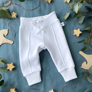 Warme babyfleecebroek | Uniseks baby-outfit | Zachte kinderkleding | Joggingbroek voor peuters | Witte broek met pijlen | Kinderbroeken