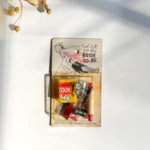 Vintage jaren 1950 grootmoeder Stover&#39;s &quot;Tool Kit For The Bride To Be&quot; poppenhuisminiaturen, bruiloft prop cadeau, grappig vrijgezellenfeest, kitscherig