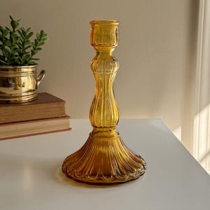 Vintage 1930er Jahre Art Deco Amber Glass Taper Kerzenhalter, Vintage mundgeblasenes Glas geprägter Bernstein Kerzenhalter, MCM Amber geripptes Glas