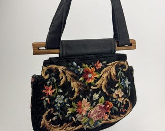 Vintage 1960er Jahre Handstickerei Schwarze Petit Point Handtasche, Vintage Schwarze Florale Handarbeit Tasche, Gobelin Geldbörse, Geldbörse mit Holzgriff
