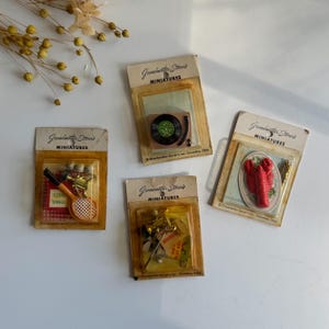 Miniatury domków dla lalek Babci Stover z lat 50., Miniatury domków dla lalek NOS z lat 50., Miniatury MCM z lat 50., Miniaturowy gramofon