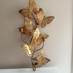 Candelabro de pared con tres velas de mariposa de metal y latón vintage de mediados de siglo, escultura colgante de mariposa de latón estilo bohemio MCM, candelabro de pared
