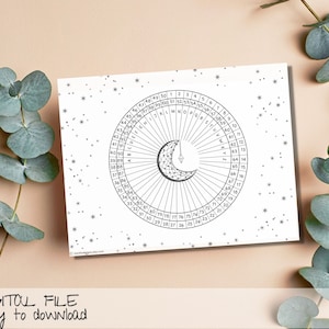 Peut inclure: Un graphique circulaire en noir et blanc avec un croissant de lune au centre, entouré de chiffres et de lettres. Le texte "DIGITAL FILE ready to download" est en bas. Le graphique est sur une surface crème avec des brins de verdure.